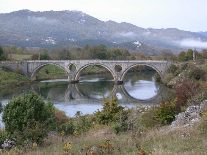 Most na rijeci Lici u Kosinju.