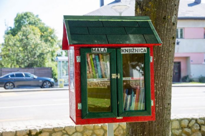 U-gradskom-parku-Perusic-otvorena-Mala-knjiznica