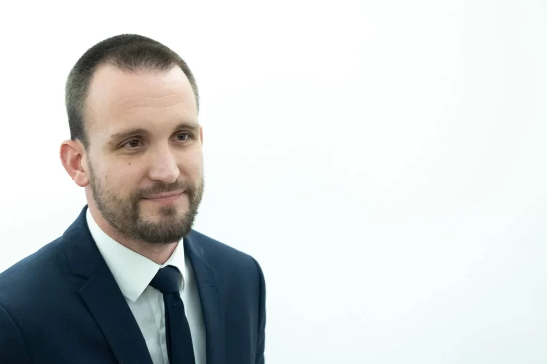 erli-hina-edvard-u-ak_63c540156d859