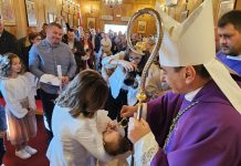 Gospićko-senjski biskup mons. Marko Medo podijelio sakrament krštenja djevojčici Marti, petom djetetu u obitelji Milana i Irene Hodak