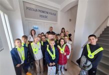 Učenici iz Perušića posjetom Postaji prometne policije Perušić saznali sve o poslu prometne policije