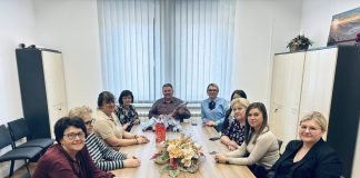 Načelnik Fumić ružama darivao zaposlenice Općine Brinje