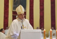 VELIKA SRIJEDA U GOSPIĆU: Biskup Marko Medo predvodio Misu posvete ulja u Katedrali Navještenja BDM