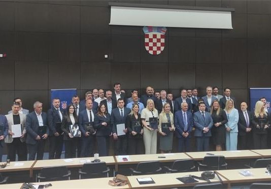 Ministar Butković uručio ugovore za projekte u Novalji, Senju i Karlobagu