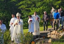 Hodočasnici pješice iz Gospića do Jadovna proslavili blagdan Marije Pomoćnice i 100. obljetnicu kapelice sv. Jakova