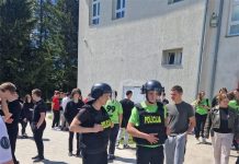 Mladi u Korenici upoznali dinamičnost i humanost policijskog poziva