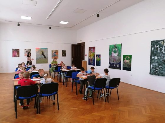 FOTO Djeca iz Djecjeg vrtica Ciciban posjetila izlozbu u Muzeju Gacke 1