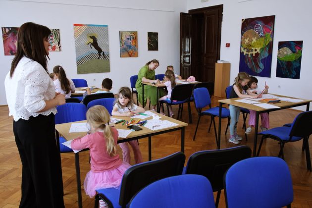 FOTO Djeca iz Djecjeg vrtica Ciciban posjetila izlozbu u Muzeju Gacke 5