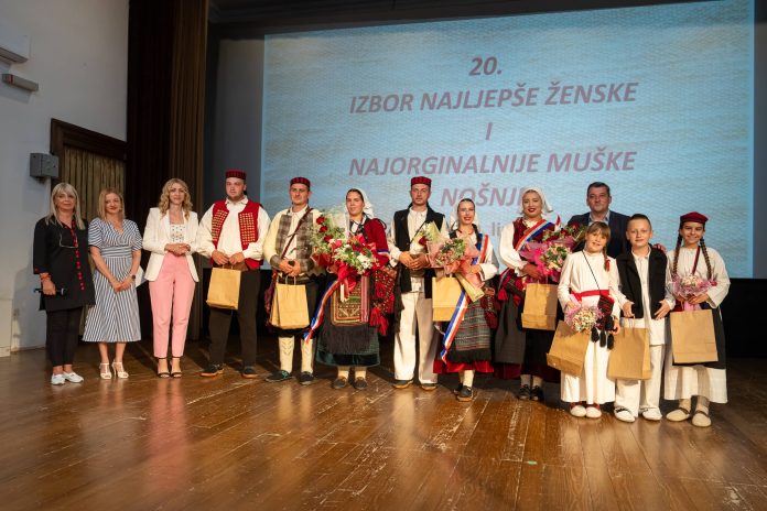 FOTO Održana prva večer 26. Smotre folklora u Otočcu (1)