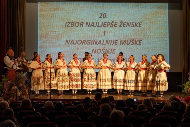 FOTO Odrzana prva vecer 26. Smotre folklora u Otoccu 7