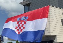 Lički navijači poslali moćnu poruku: Desetmetarska zastava ukrasila samo središte Gospića