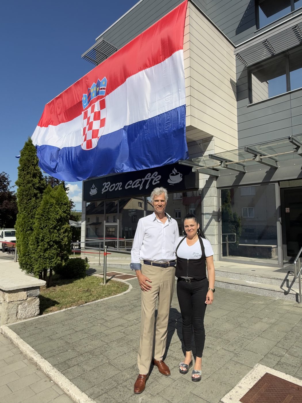 Lički navijači poslali moćnu poruku: Desetmetarska zastava ukrasila samo središte Gospića 1 IMG 7987