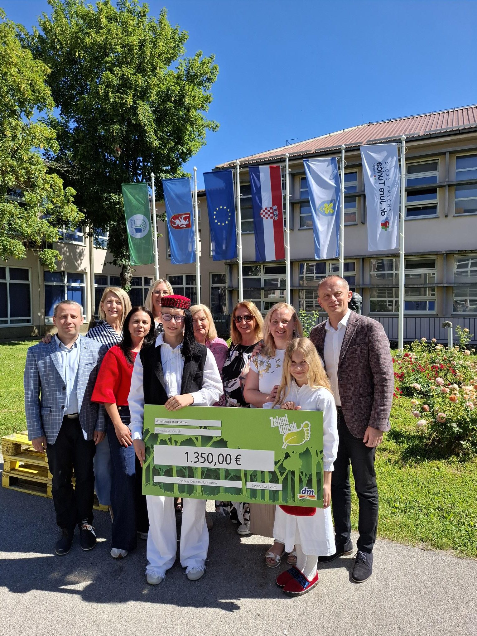 dm nagradio učenike Osnovne škole Dr. Jure Turića za doprinos zaštiti okoliša 1 OS Dr. Jure Turica Gospic primopredaja rotated
